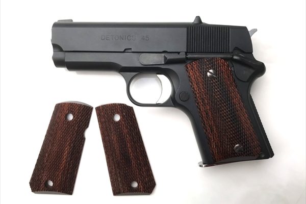 Wood Grip detonics. 45 (Full checker / Brown)